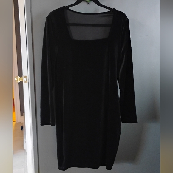Black Velvet Bodycon Dress - Picture 5 of 5